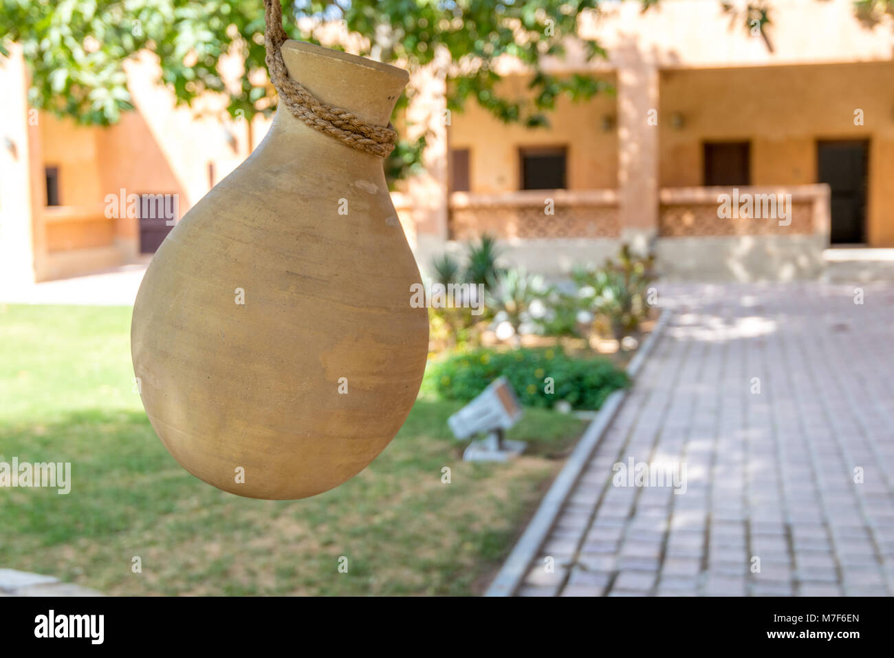 Steinzeug Wasserkrug hängen von Baum im Nahen Osten Land Stockfoto