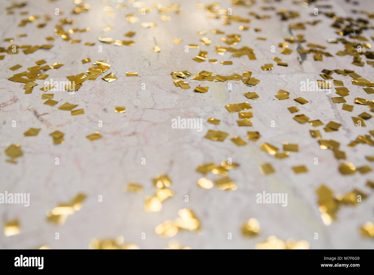 Das gold Konfetti auf dem Boden. Hintergrund Stockfoto