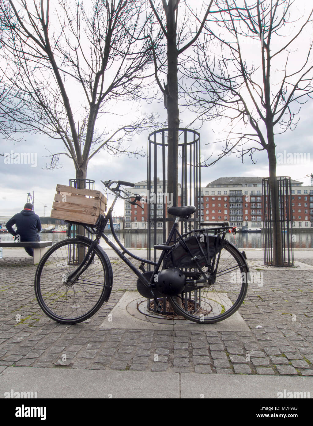 DUBLIN, Irland - 6. MÄRZ 2018: ein Fahrrad mit einer Holzkiste auf der Vorderseite. Dies wurde in Hanover Quay in Dublin getroffen. Stockfoto