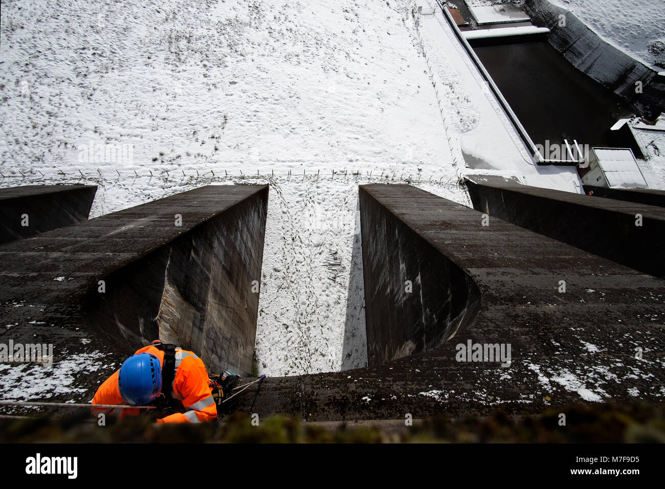 Bodacc Zugang der Arbeitnehmer arbeitet auf Statkraft Staumauer, Nant y moch Behälter Stockfoto