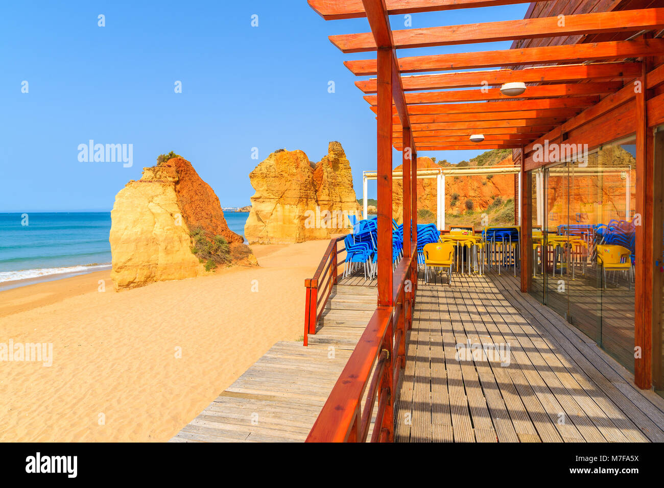 ALGARVE, PORTUGAL - Mai 14, 2015: Terrasse des Restaurants am Praia da Rocha Strand in Portimao Stadt. Portugal ist ein sehr beliebtes Ferien dest Stockfoto