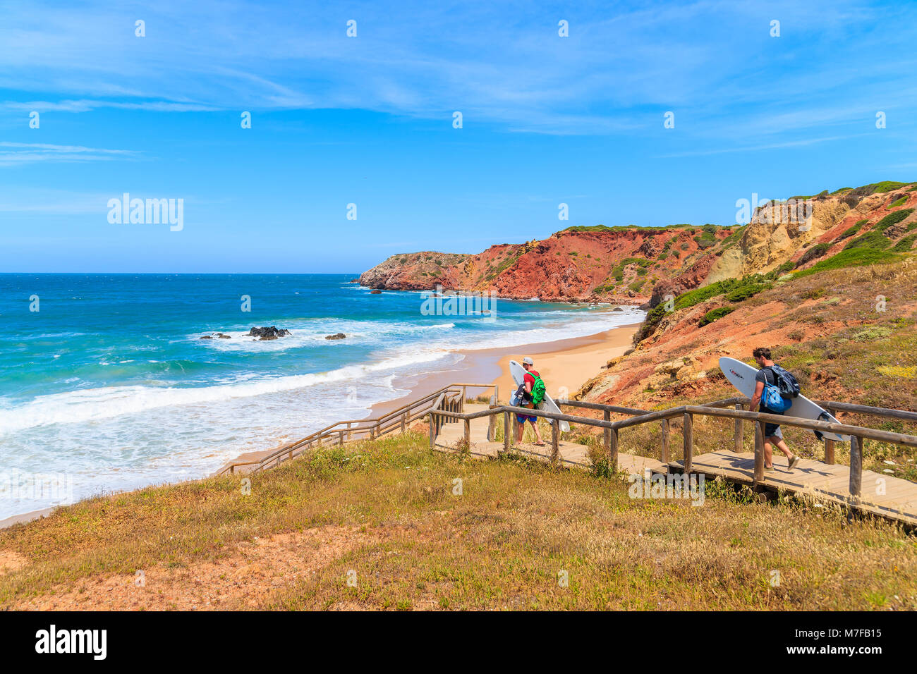 PRAIA DO AMADO STRAND, PORTUGAL - 15. MAI 2015: Surfer mit Brettern zu Fuß zum Strand an sonnigen schönen Tag. Wassersport sind beliebte Aktivität in diesem Stockfoto