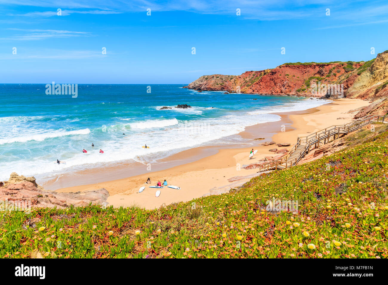 Surfer am schönen Strand Praia do Amado, beliebter Ort für Wassersport, Algarve, Portugal Stockfoto