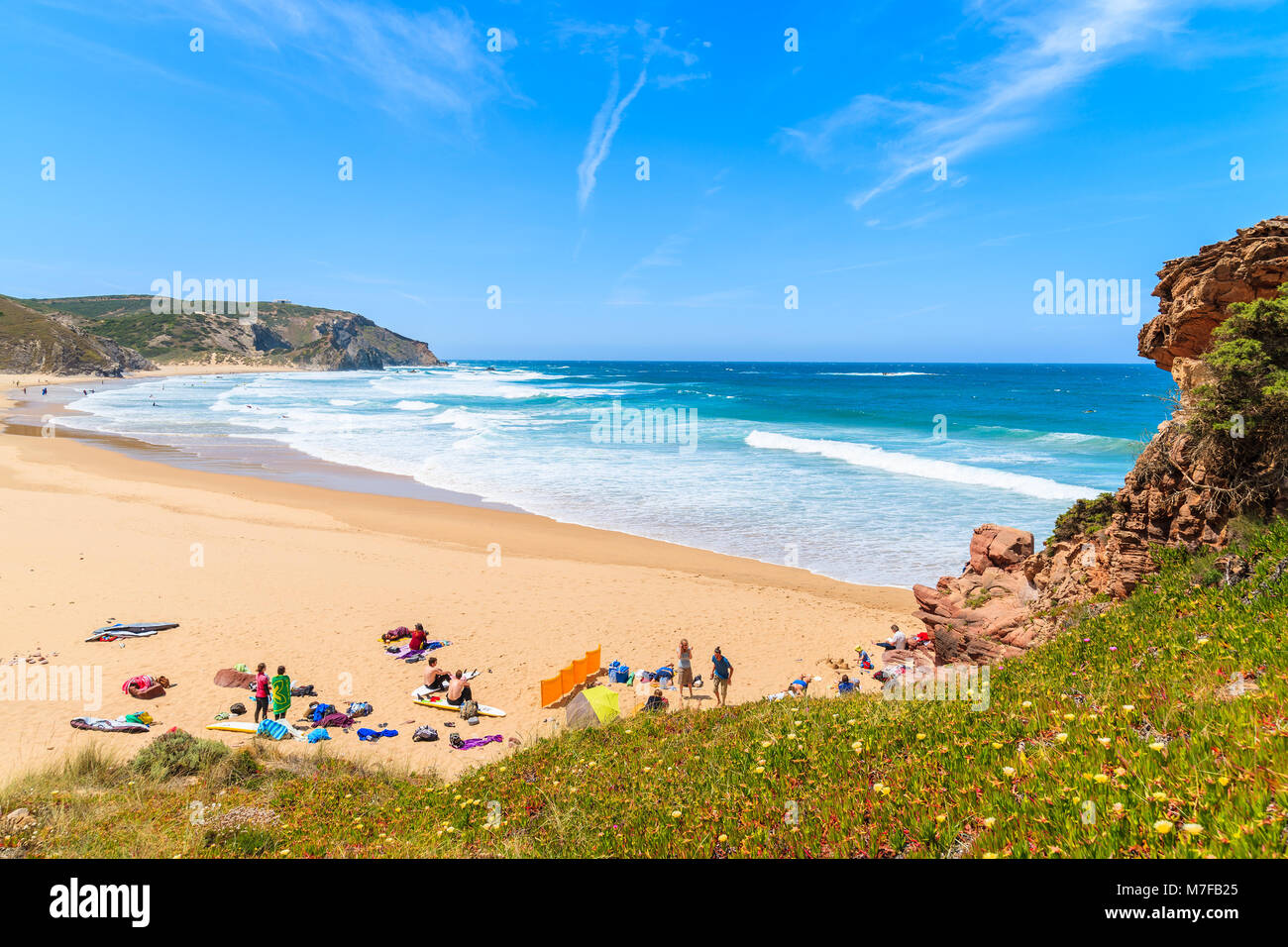 PRAIA DO AMADO STRAND, PORTUGAL - 15. MAI 2015: Surfer Entspannung am Sandstrand an sonnigen schönen Tag. Wassersportarten sind beliebte Aktivität in dieser Regio Stockfoto