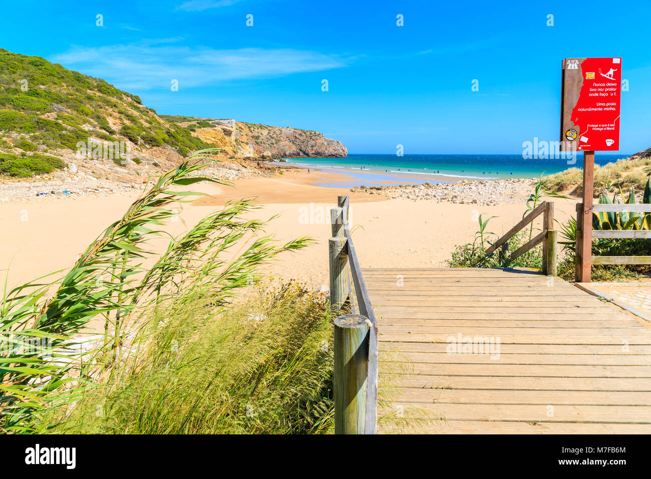ZAVIAL BEACH, PORTUGAL - 15. MAI 2015: Holzsteg zum Strand an einem sonnigen Sommertag. Algarve ist ein sehr beliebtes Urlaubsziel im Süden Eur Stockfoto