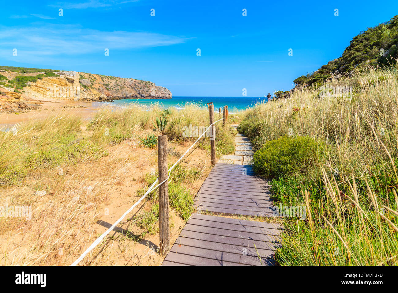 Holzsteg zu Zavial Strand auf sonnigen Sommertag, Algarve, Portugal Stockfoto