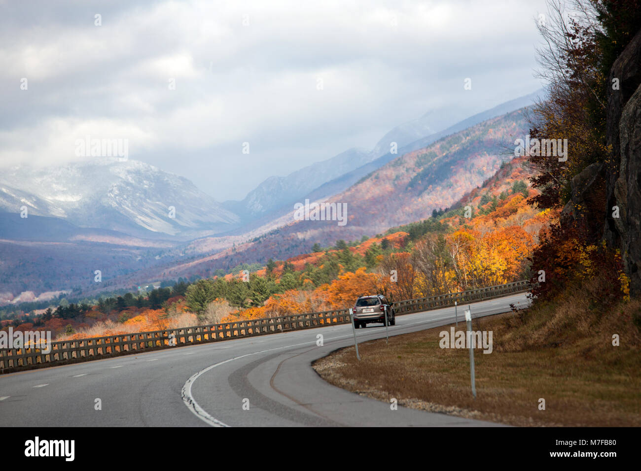 Straße in New Hampshire und im Wald auf Herbstzeit Stockfoto