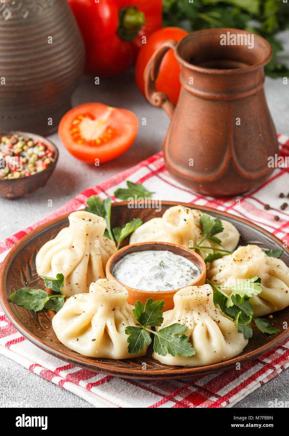Khinkali - Georgische Knödel mit Fleisch und Petersilie in eine ...
