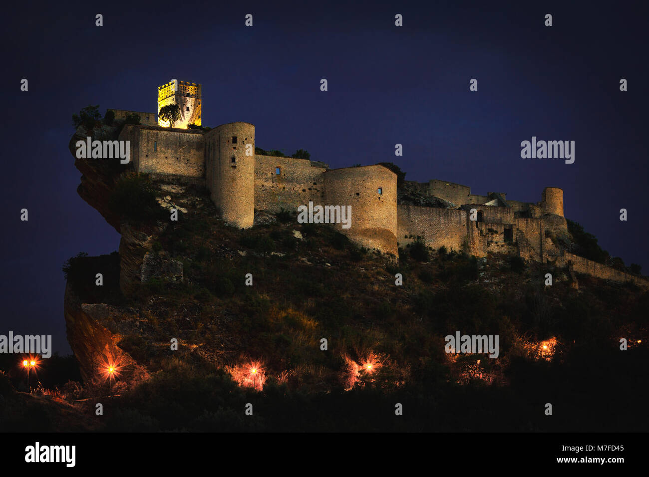 Roccascalegna schloss bei Dämmerung, Abruzzen Stockfoto