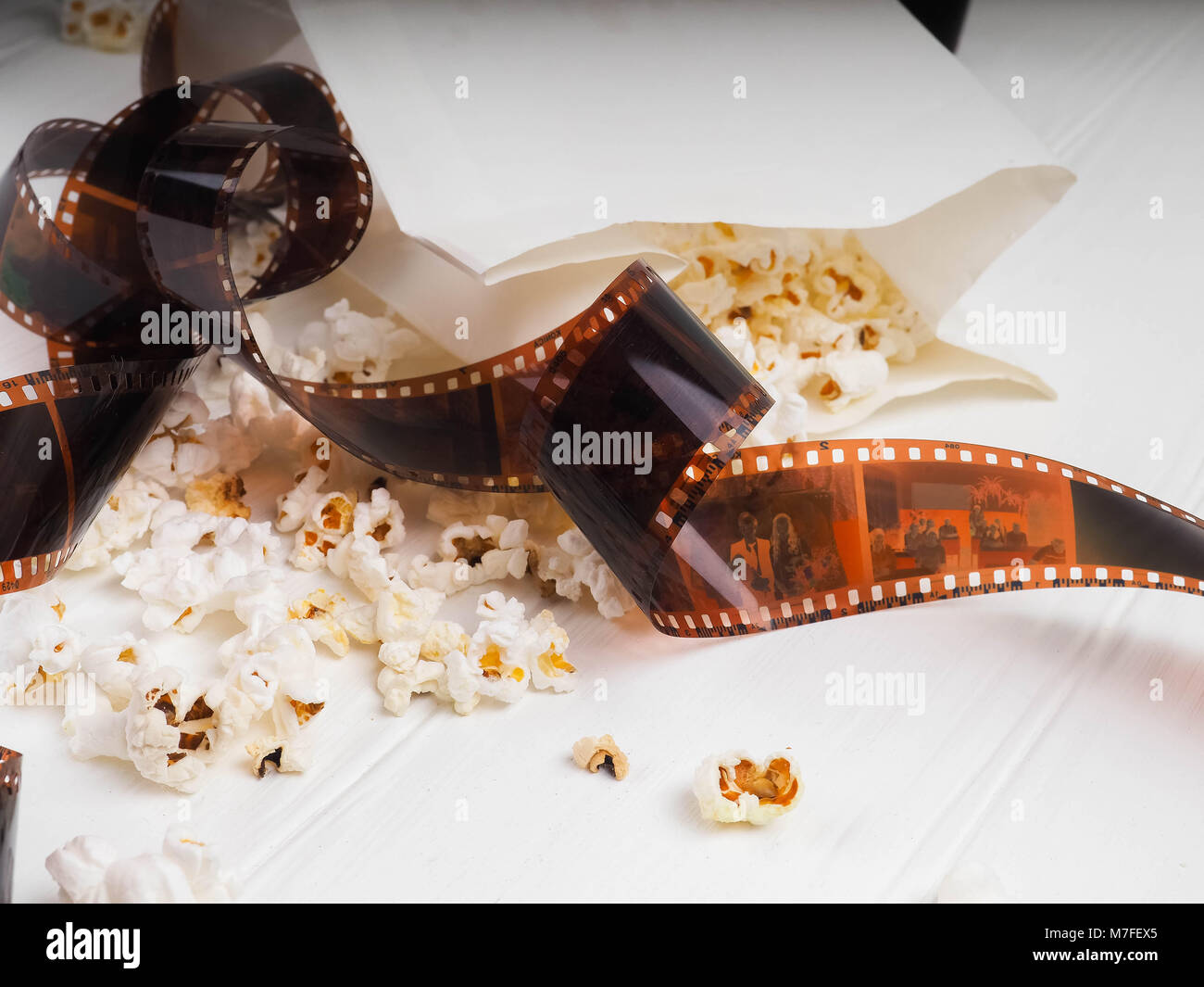 Film Haspel an einem Holz- Hintergrund, Haspel auf einer hölzernen Hintergrund Stockfoto