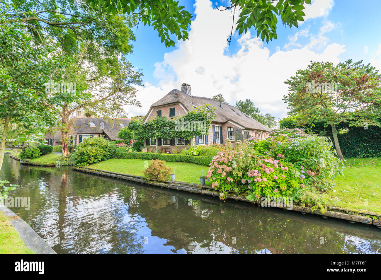 Noorderpad, Giethoorn, der Gemeinde Blokzijl, Provinz Overijssel, Niederlande, 2. September 2017: Landhäuser Dorf Giethoorn Stockfoto