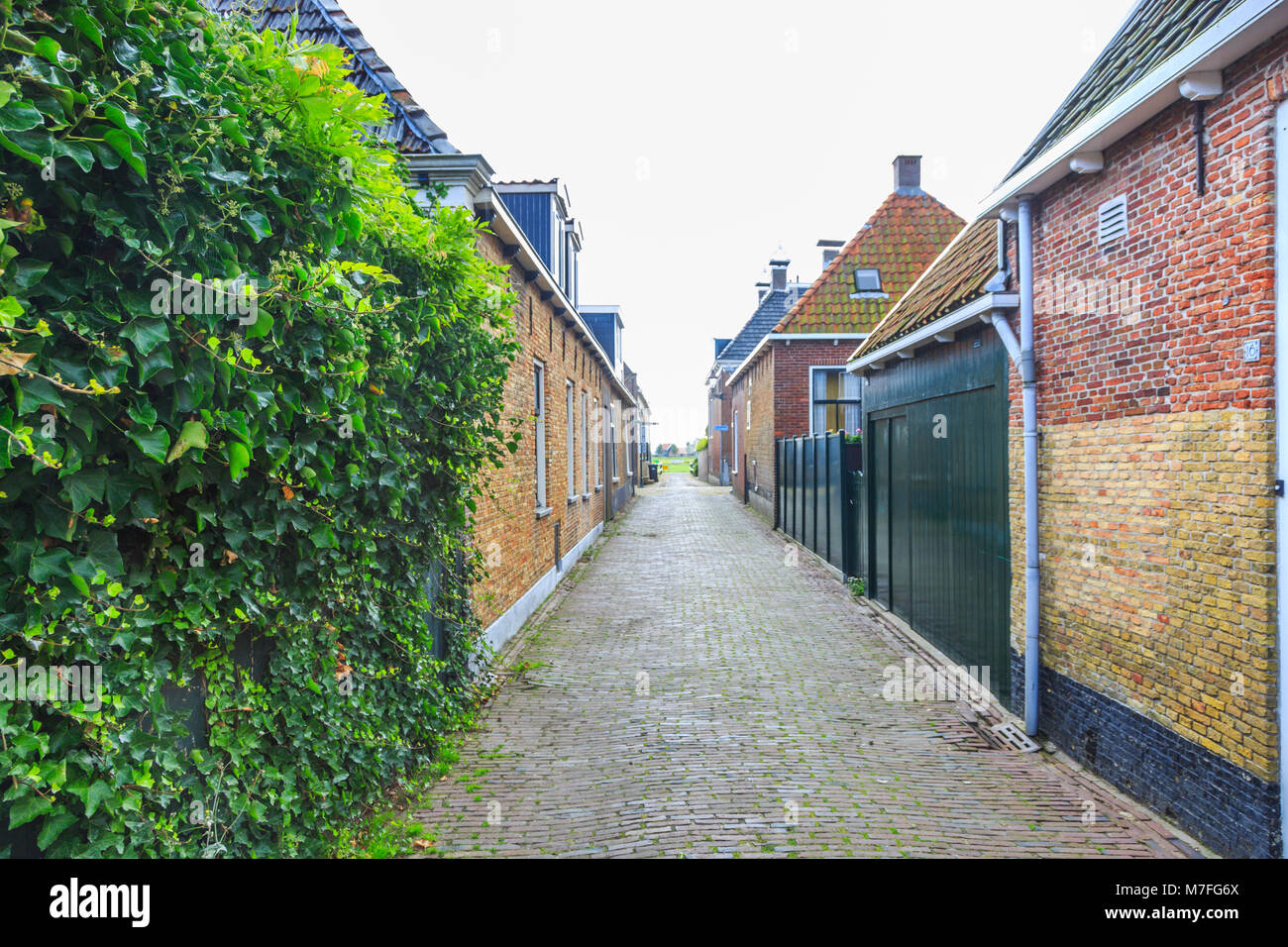 Wipbrugsteeg, Hindeloopen, Provinz Friesland, Gemeinde Súdwest - Friesland, Niederlande, 3. September 2017: Streetview von Backstein Haus Wände Stockfoto