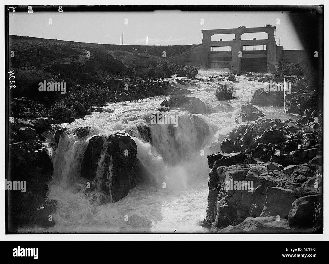Dieses Bild zeigt das Kraftwerk der Palestine Electric Corporation, das sich auf die Schleusentore des Yarmuk-Stausees konzentriert, die das Hochwasser kontrollieren, das vom Yarmuk-See zum Yarmuk-Flussbett fließt. Stockfoto