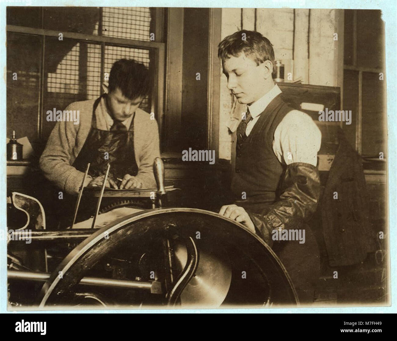 Eine Druckerei in der Berufsschule, wie im Bild gezeigt, bietet praktische Schulungen in der Druckindustrie an. Die Studierenden erlernen die praktischen Fähigkeiten, die für eine Karriere in Grafik und Druck erforderlich sind, und tragen so zur Belegschaft in verschiedenen druckbezogenen Bereichen bei. Stockfoto