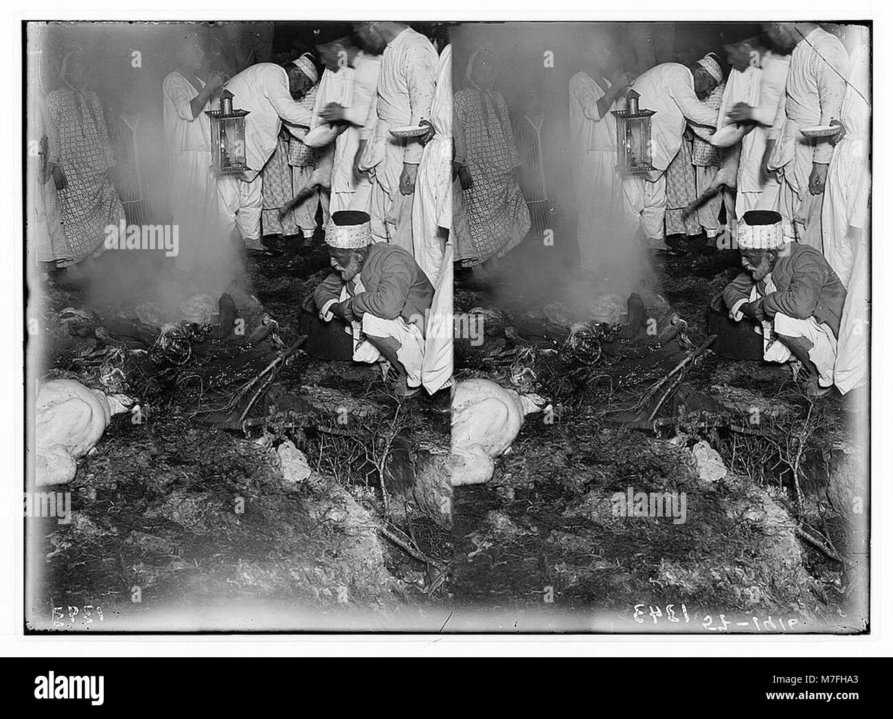 Dieses Bild zeigt das samaritanische Pessach auf dem Berg Gerizim, bei dem die Teilnehmer die Überreste von Opferopfern verbrennen. Die Zeremonie ist Teil der religiösen Einhaltung der samaritanischen Gemeinschaft in Israel, die ihre Wurzeln auf alte Traditionen zurückverfolgt. Stockfoto