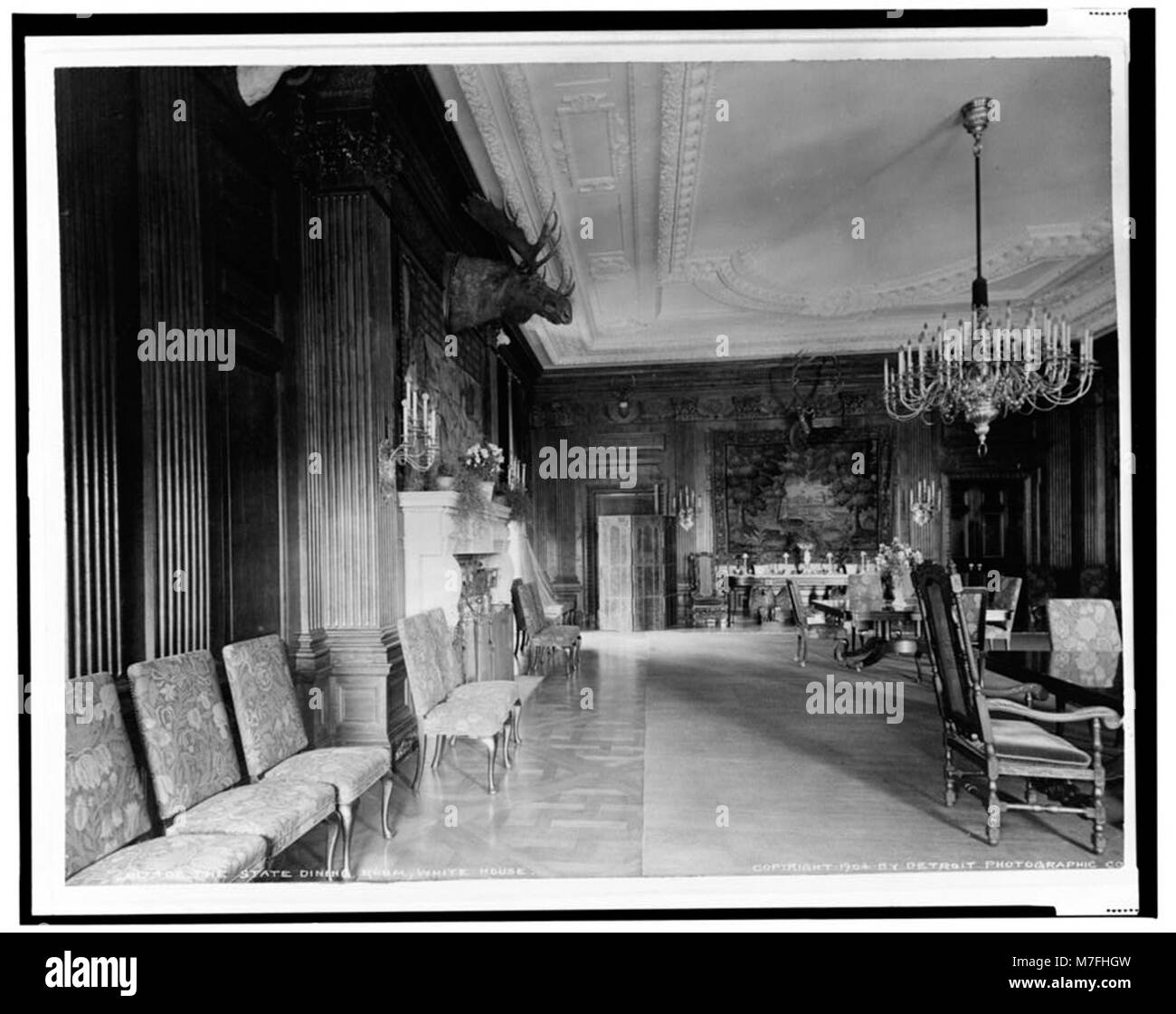 Ein Bild des Speisesaals im Weißen Haus, das die elegante Umgebung für formelle Abendessen und Staatsveranstaltungen in Washington, D.C. zeigt Stockfoto