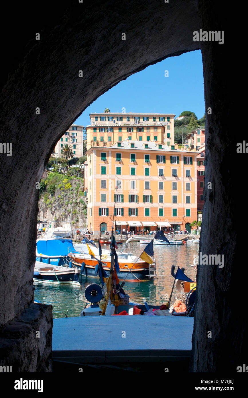 Blick auf den kleinen Hafen von Camogli, in der Nähe von Genua, Italien Stockfoto