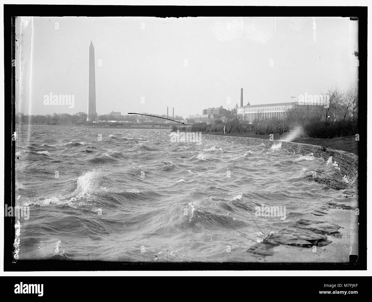 Dieses Foto fängt einen Sturm über dem Tidal Basin ein und veranschaulicht die dramatischen Wetterbedingungen in Washington, D.C. Stockfoto