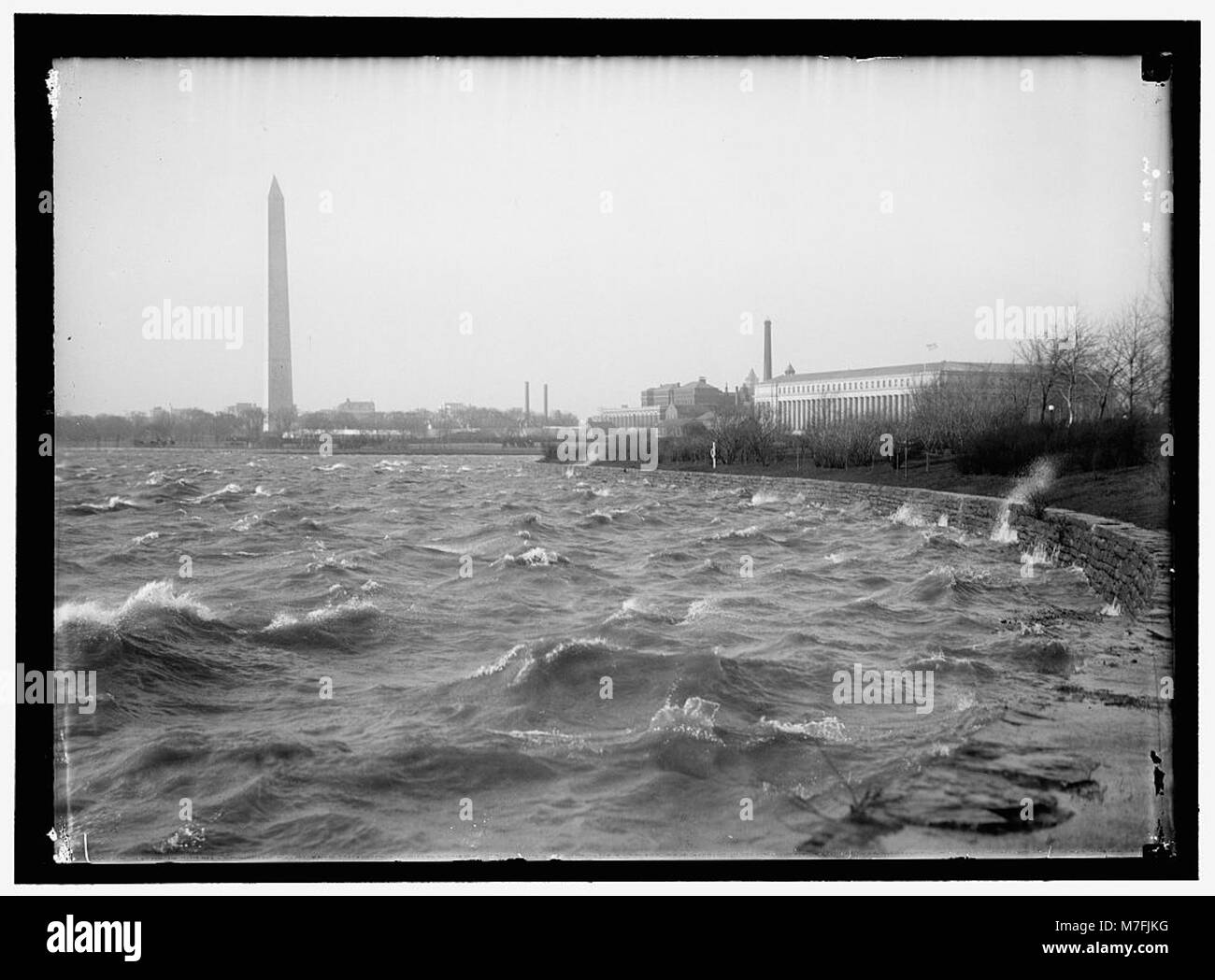 Ein dramatisches Foto eines Sturms über dem Tidal Basin in Washington, D.C., das die Intensität des Wetters und die Auswirkungen auf die Landschaft einfängt. Stockfoto