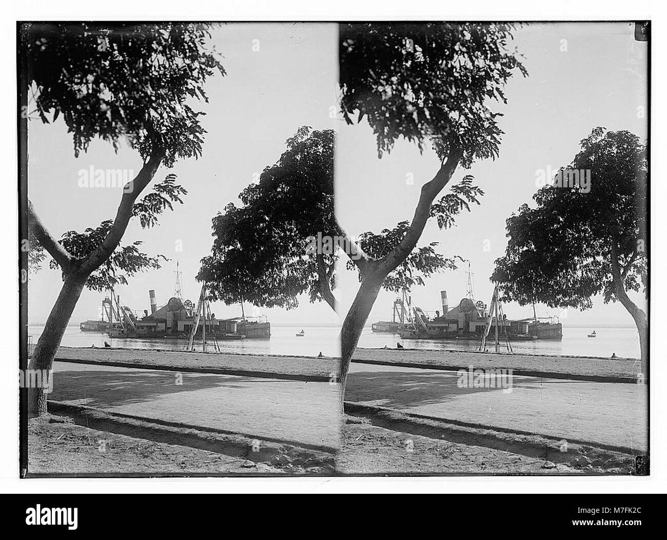 Ein Foto eines Suez-Kanalbaggers, der in der Wüste arbeitet, zeigt die technischen Anstrengungen, die mit dem Bau des Suez-Kanals verbunden waren. Stockfoto