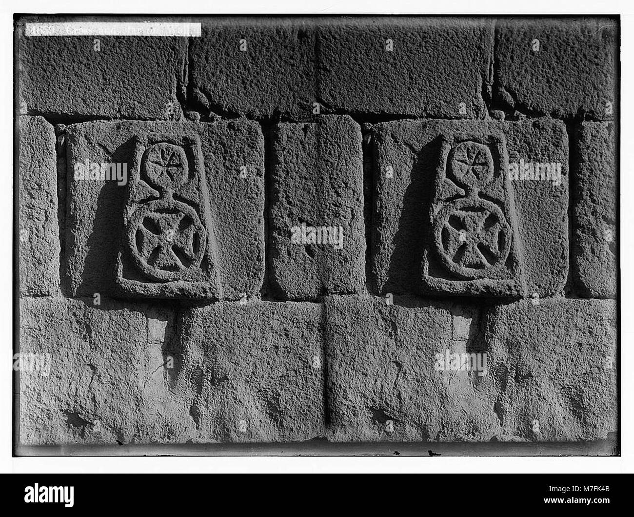 Ein Blick vom Katharinenkloster mit Kreuz und Stern an der Wand. Dieses Bild stellt einen Weg zum Sinai durch das Rote Meer, Tor und Wady Hebran dar und unterstreicht die religiöse und historische Bedeutung des Klosters. Stockfoto