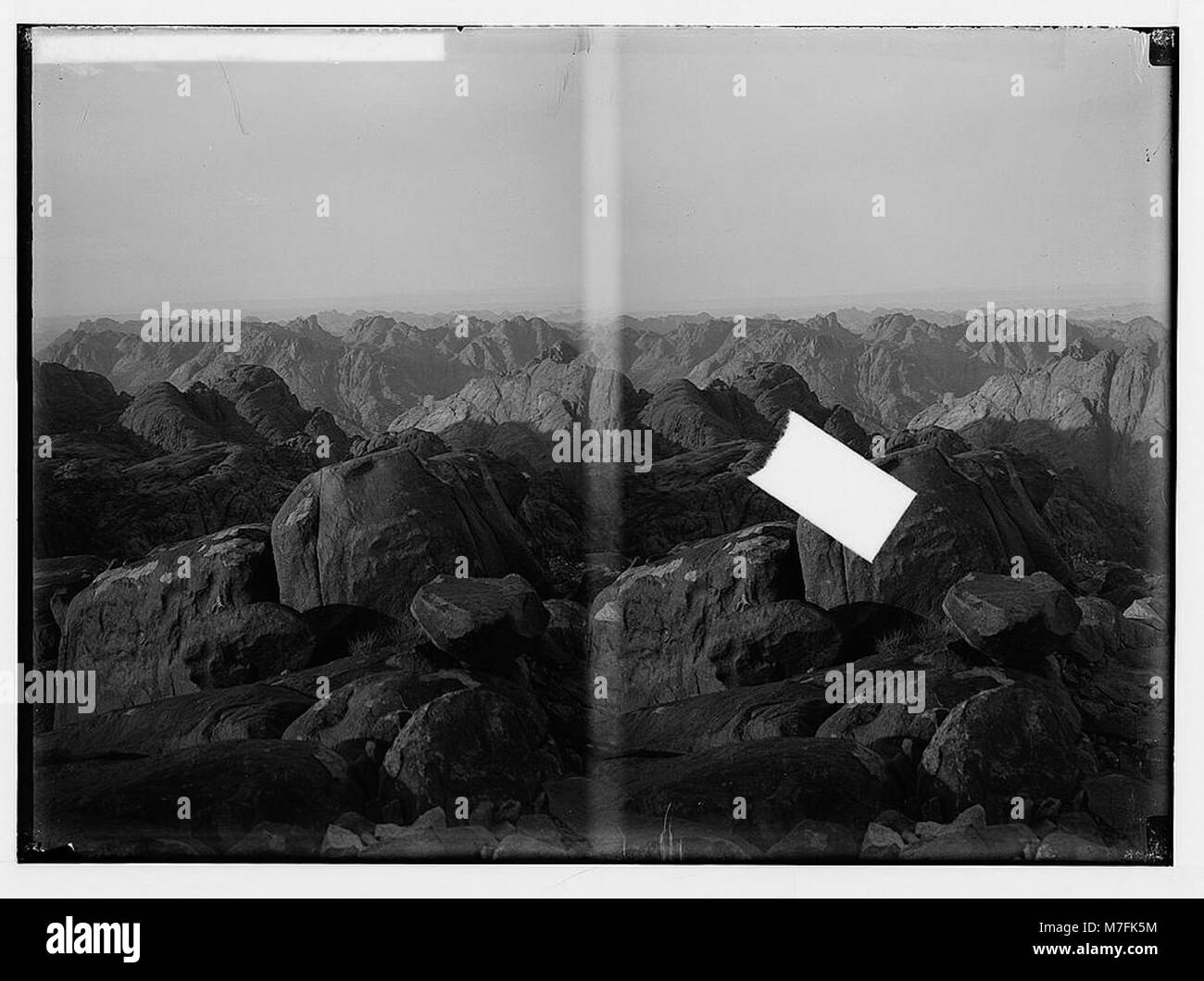 Ein malerischer Blick von Jebel Mousa aus nach Norden auf der Reise nach Sinai über das Rote Meer, mit Blick auf die Wüste und die bergige Landschaft. Stockfoto