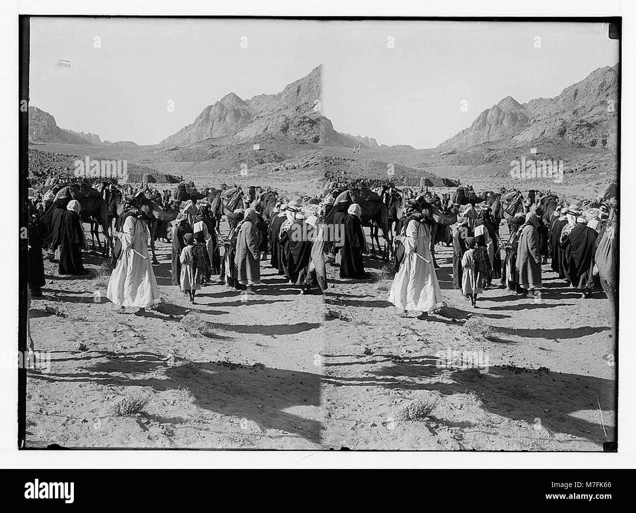 Ein Foto, das eine große Menschenmenge auf dem Hügel von Aaron zeigt, als Teil einer Reise nach Sinai über das Rote Meer und Wady Hebran. Stockfoto
