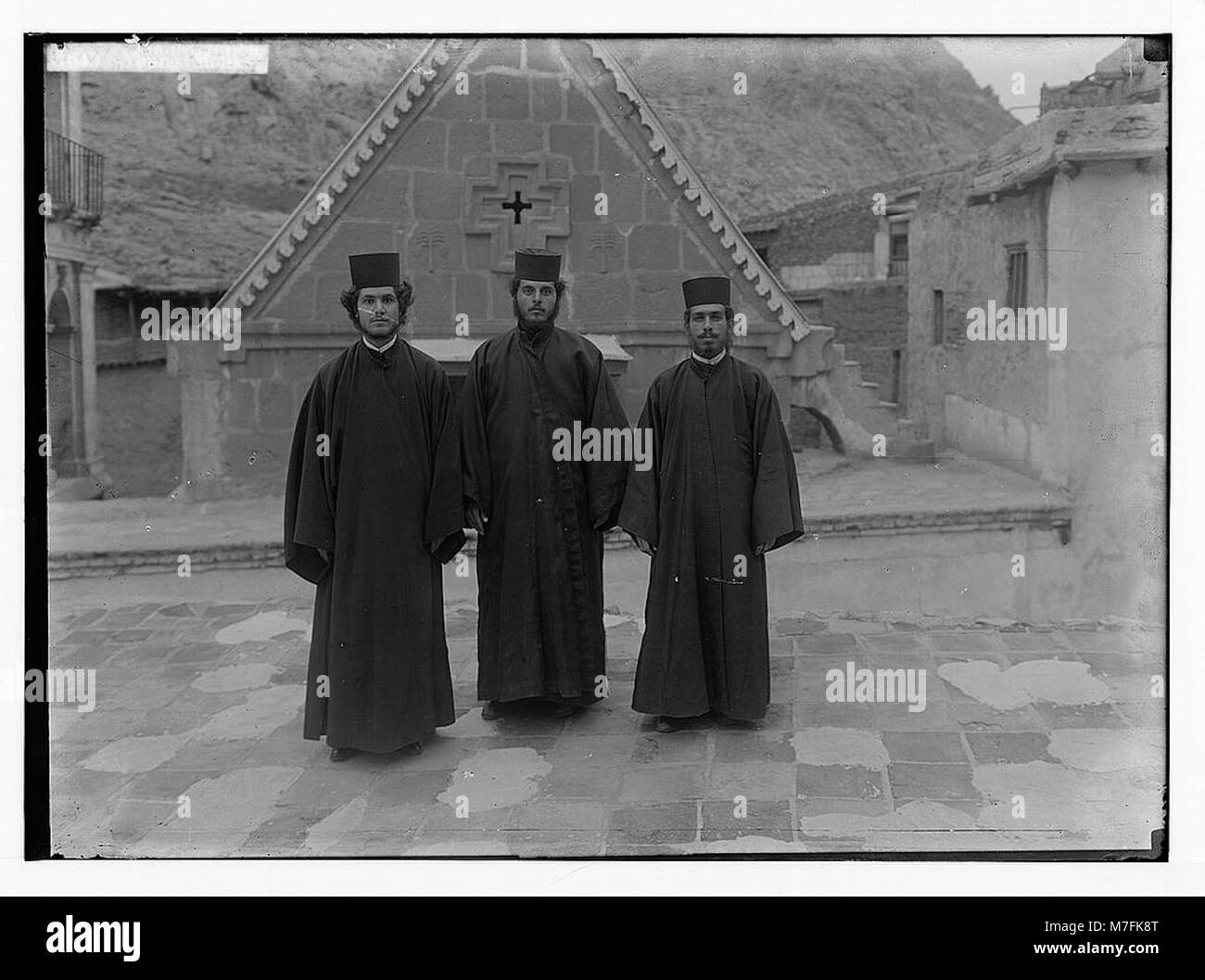 Ein Foto junger Mönche im Kloster St. Katharina in Sinai, das ihre Reise über das Rote Meer, Tor und Wady Hebran im frühen 20. Jahrhundert zeigt. Stockfoto