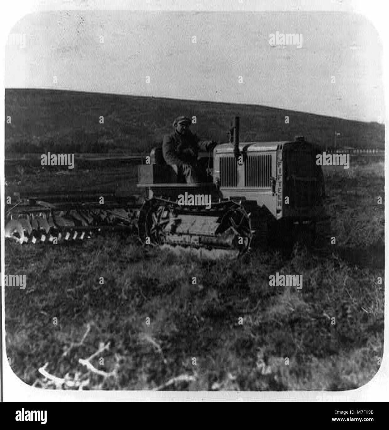 Dieses Bild zeigt das Pflügen von Traktorscheiben auf den ausgedehnten Feldern von Esdraelon, einer Region, die für ihre landwirtschaftliche Bedeutung in Israel bekannt ist. Stockfoto