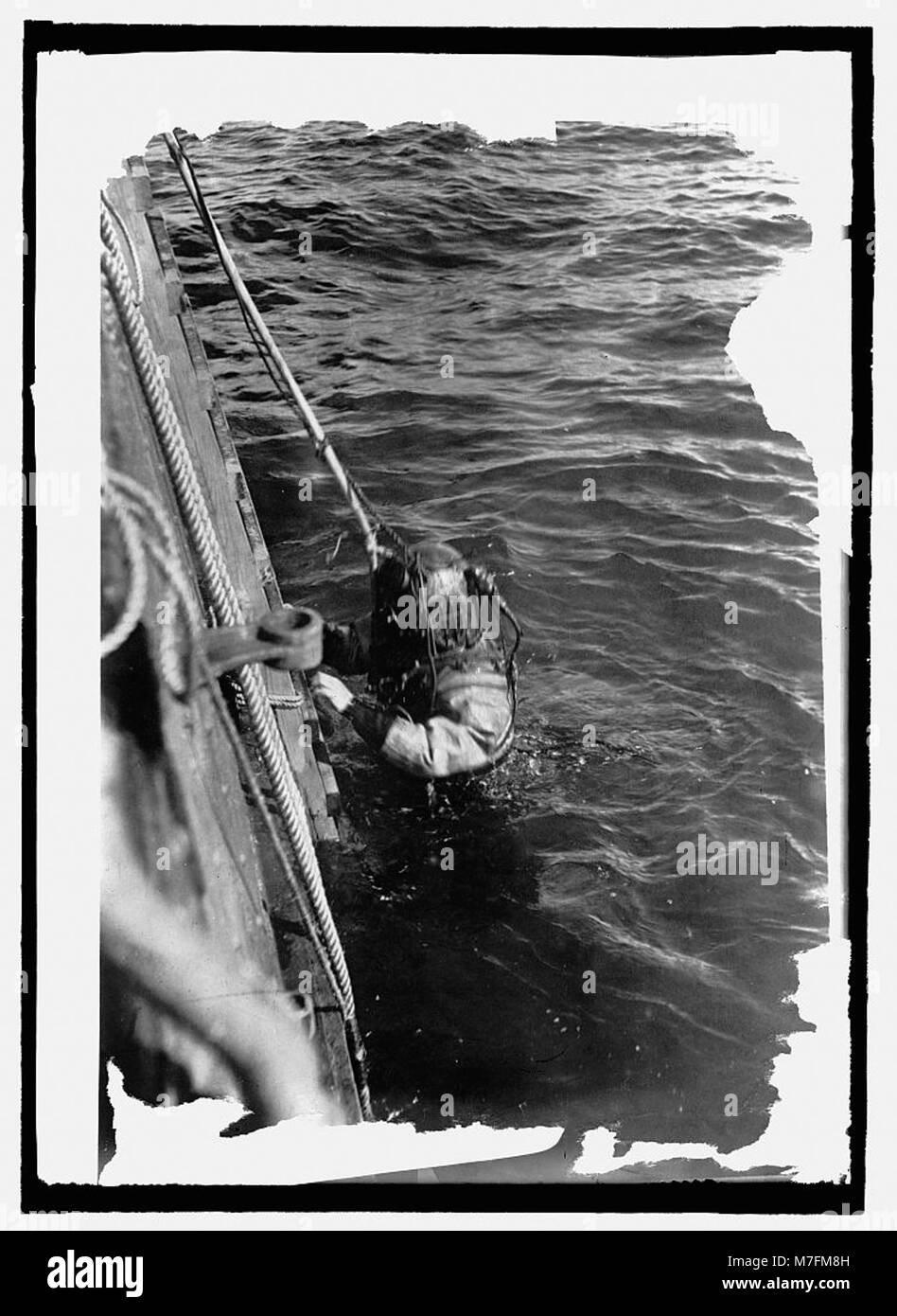 Das Foto zeigt U.S.S. Walke, einen Zerstörer der US Navy, mit dem Taucher Drellishak in Verbindung mit dem Schiff. Das Bild zeigt Marineoperationen oder Ausbildungsmaßnahmen an, an denen das Schiff beteiligt ist. Stockfoto