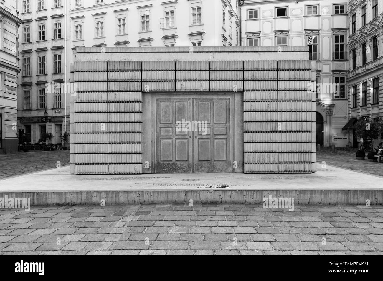 Das Holocaust-mahnmal auch als der namenlose Bibliothek bekannt, steht in dem Judenplatz im ersten Bezirk von Wien. Von Rachel Whiteread konzipiert. Stockfoto