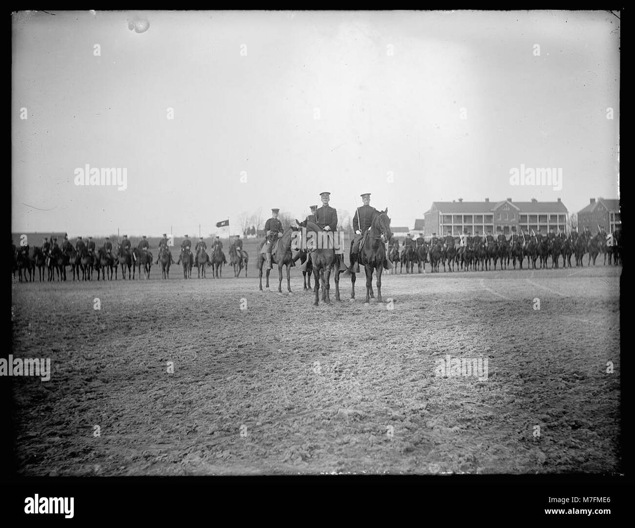 Ein Foto der US-Kavallerie, das den militärischen Zweig zeigt, der für seine auf Pferden aufgesetzten Soldaten bekannt ist und Teil der amerikanischen Militärgeschichte ist. Stockfoto
