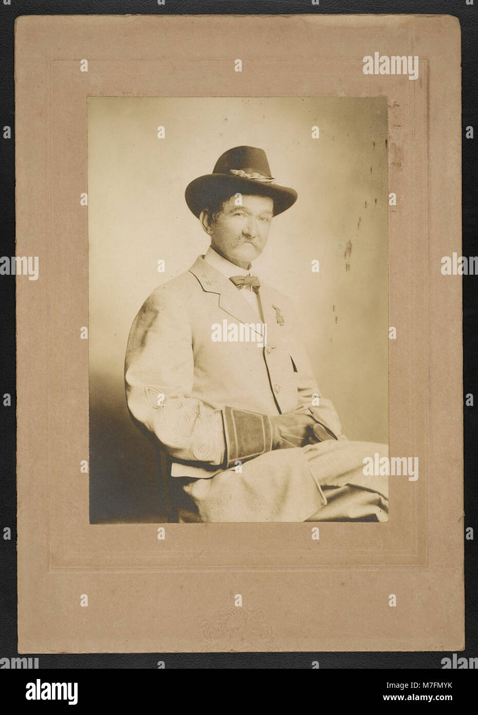 Ein Veteran aus dem Bürgerkrieg mit United Confederate Veterans Uniform und Southern Cross of Honor Medaille. Das Bild erinnert an seinen Dienst während des Amerikanischen Bürgerkriegs. Stockfoto