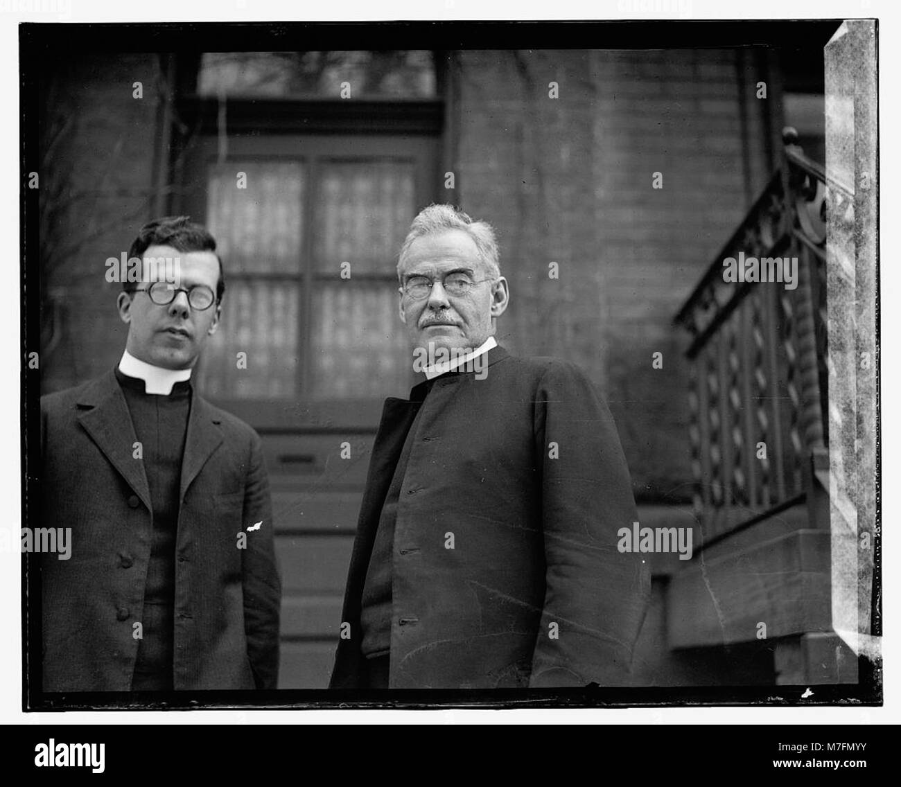 Dieses Bild zeigt ein nicht identifiziertes Geistliches Mitglied, das einen Moment von religiöser Bedeutung einfängt. Das Foto reflektiert die Rolle des Klerus in der Gemeinschaft und im spirituellen Leben. Stockfoto