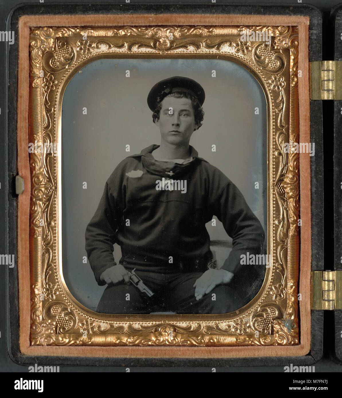 Ein nicht identifizierter Seemann in Uniform mit einer Pistole ist abgebildet, die die bewaffneten Dienste während des Amerikanischen Bürgerkriegs widerspiegelt und die für diese Zeit typische Kleidung und Waffen veranschaulicht. Stockfoto