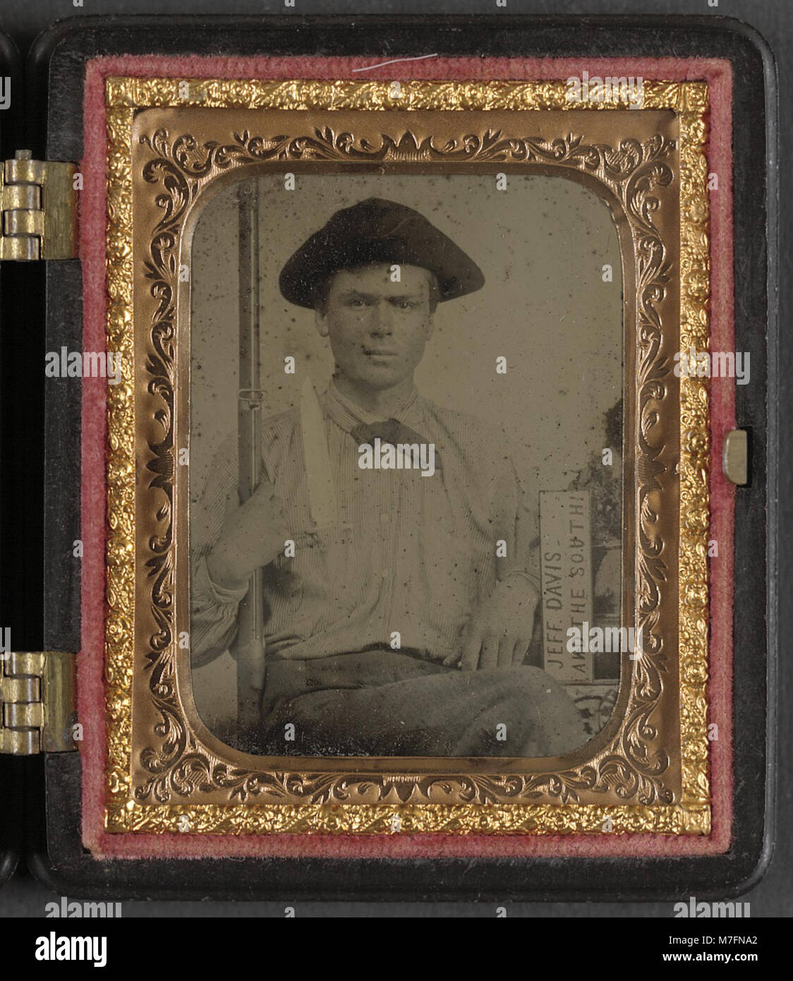 Unbekannter Soldat im konföderierten Infanterie Uniform mit Bowie Messer, Gewehr Muskete, und Zeichen lesen Jeff Davis und der Süden! LCCN 2012650010 Stockfoto