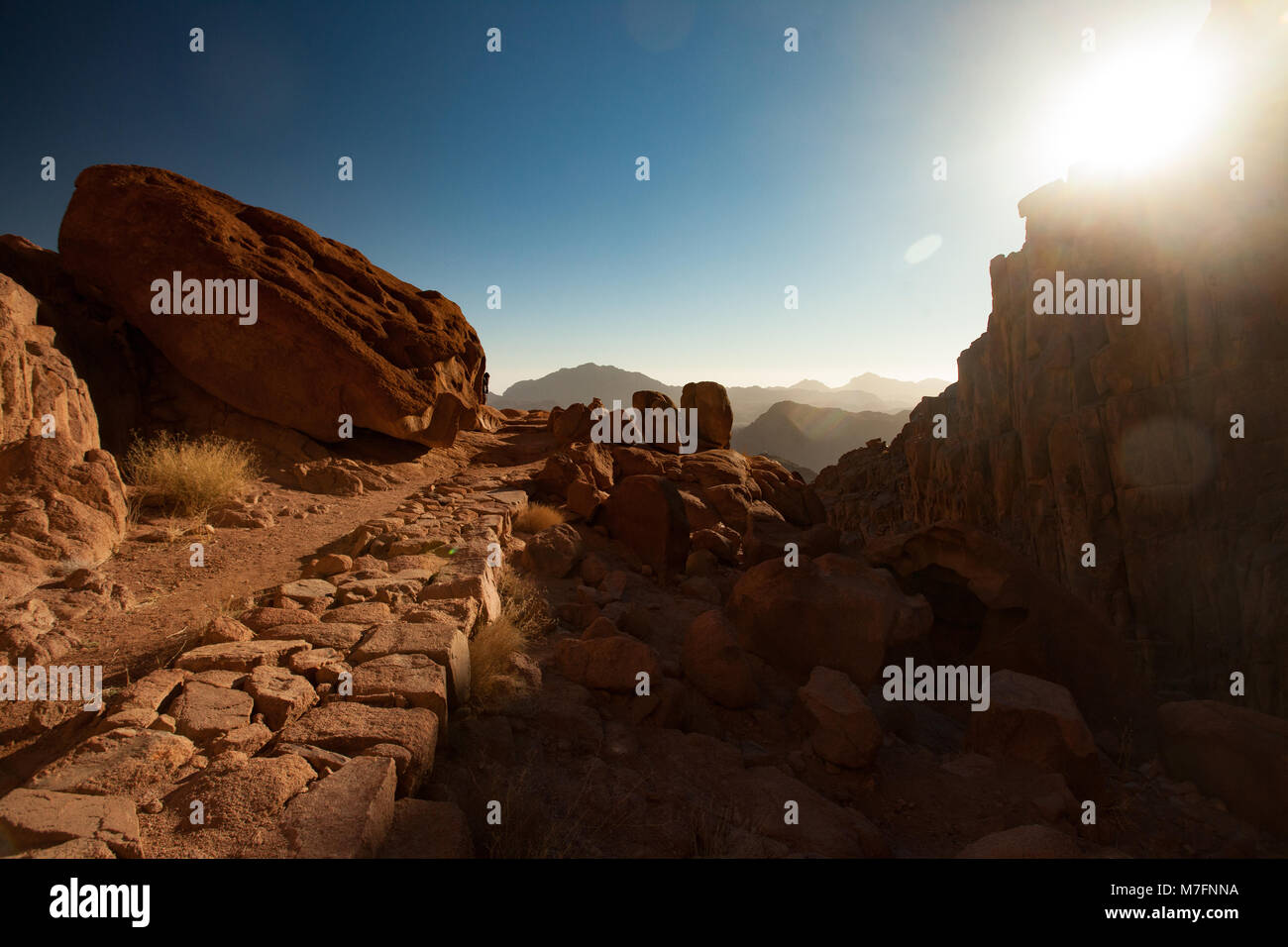 Stein gepflasterten Weg führt zu den heiligen Bergen des Sinai in Ägypten bei Sonnenaufgang. Stockfoto