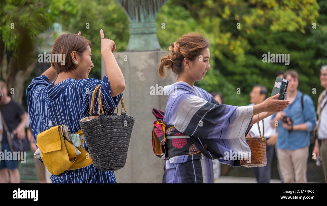 Zwei junge schöne japanische Frauen, die ein selfie in traditionellen Sommer Yukata in Kamakura Japan gekleidet. Stockfoto
