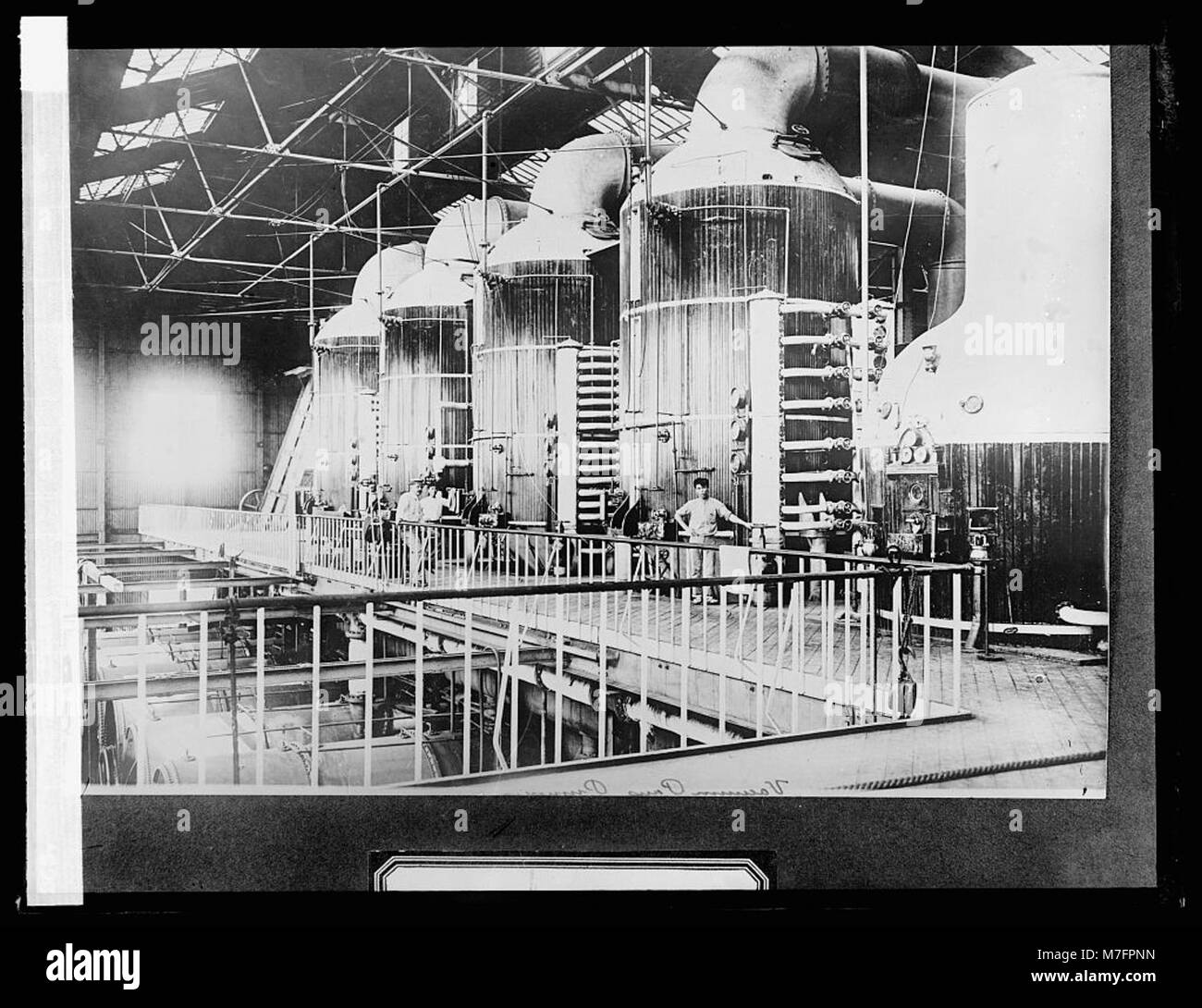 Ein Foto, das die Vakuumpfannen zeigt, die in der industriellen Verarbeitung verwendet werden. Diese Pfannen sind ein wesentlicher Bestandteil der chemischen und pharmazeutischen Produktion und stellen einen wesentlichen Teil des Herstellungsprozesses dar. Stockfoto