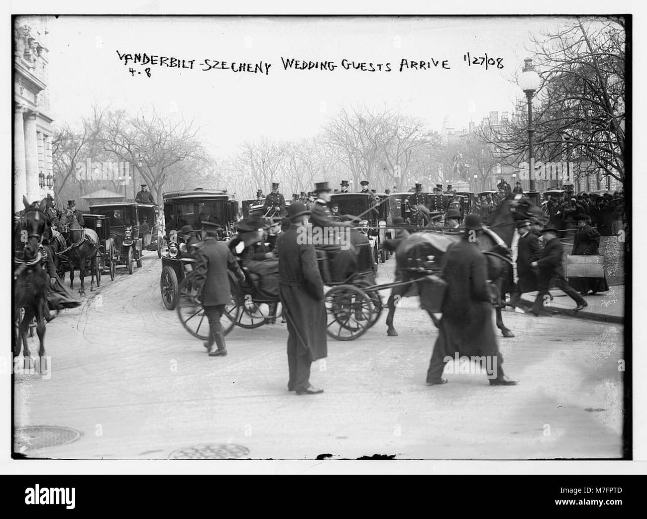 Gäste, die zur Hochzeit Vanderbilt-Szechenyi ankommen und die Eleganz und Pracht der Veranstaltung in formeller Kleidung festhalten. Stockfoto