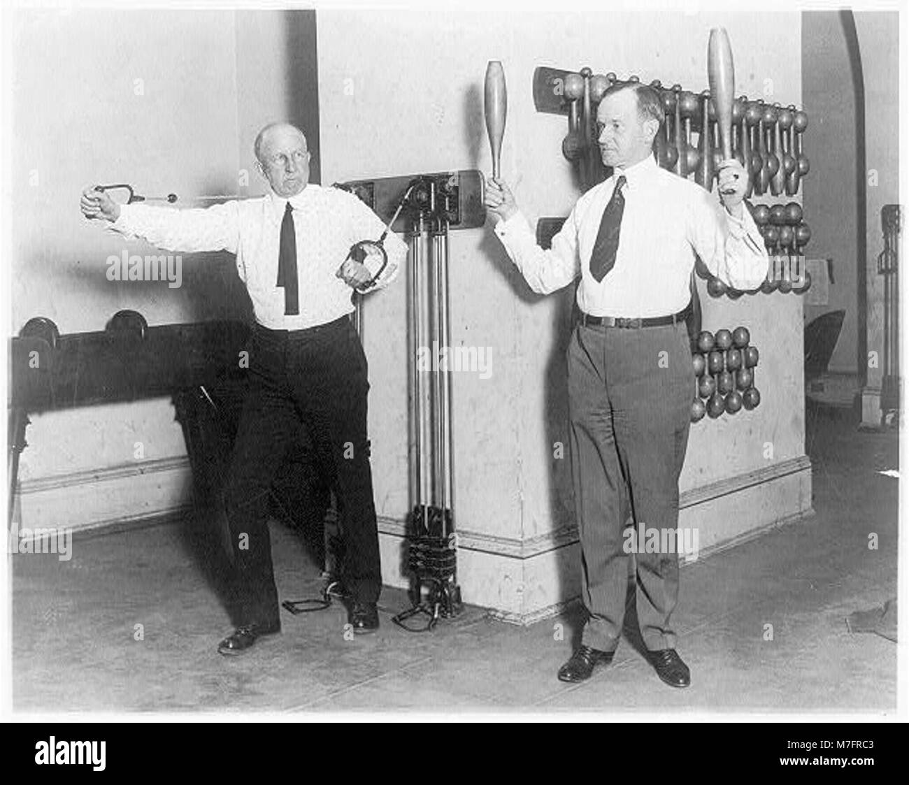 Vizepräsident Calvin Coolidge und House Speaker Frederick H. Gillett stellten am 31. Januar 1923 das Training im House Gym vor und betonten ihre körperliche Aktivität. Stockfoto