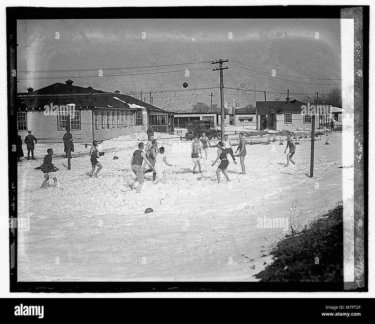 Eine einzigartige Wintersportszene mit einem Volleyballspiel, das am 1. Februar 2022 auf dem Bolby Field im Schnee gespielt wird. Diese Veranstaltung unterstreicht die Anpassungsfähigkeit der Spieler an verschiedene Spielumgebungen und die Beliebtheit von Volleyball als vielseitiger Sport. Stockfoto