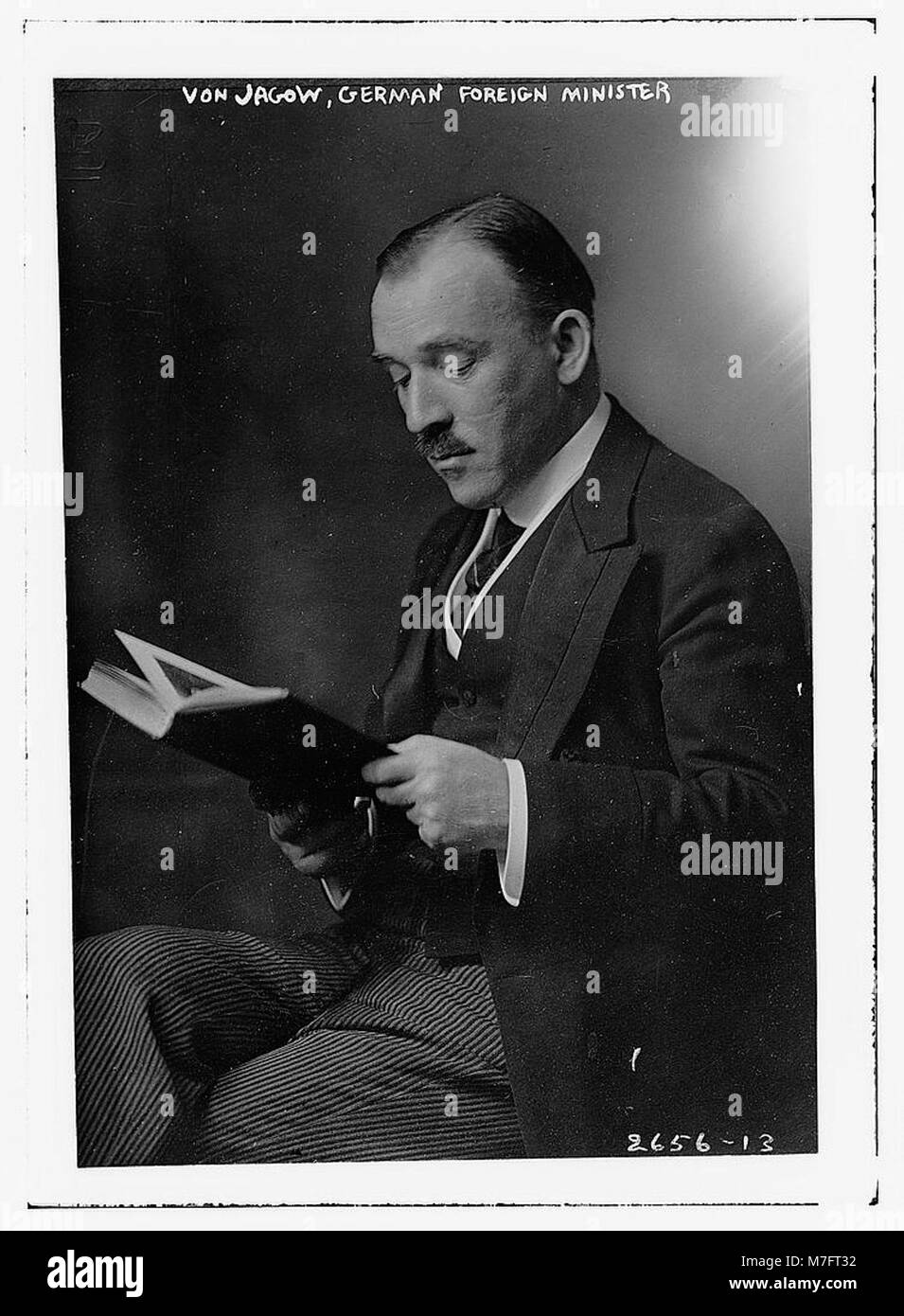 Ein Porträt von Jagow, der als Außenminister diente, in einem formalen Rahmen aufgenommen. Seine Amtszeit war während des Ersten Weltkriegs bedeutend und spiegelte seine politische Rolle wider. Stockfoto