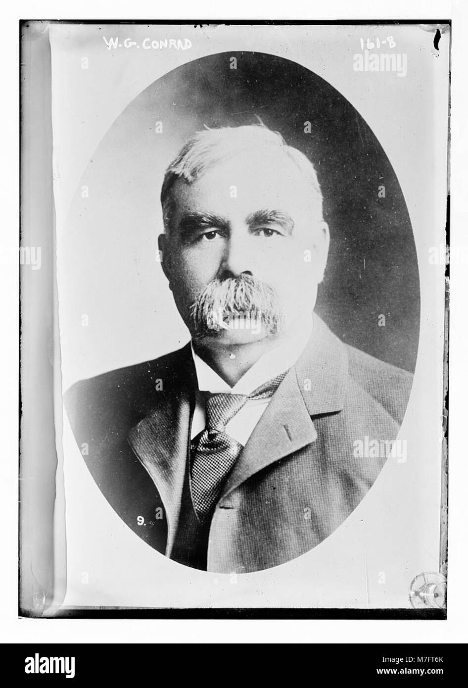 Ein Cameo-Porträt von W. G. Conrad, eine Figur, die in einem detaillierten historischen Bild aufgenommen wurde. Stockfoto