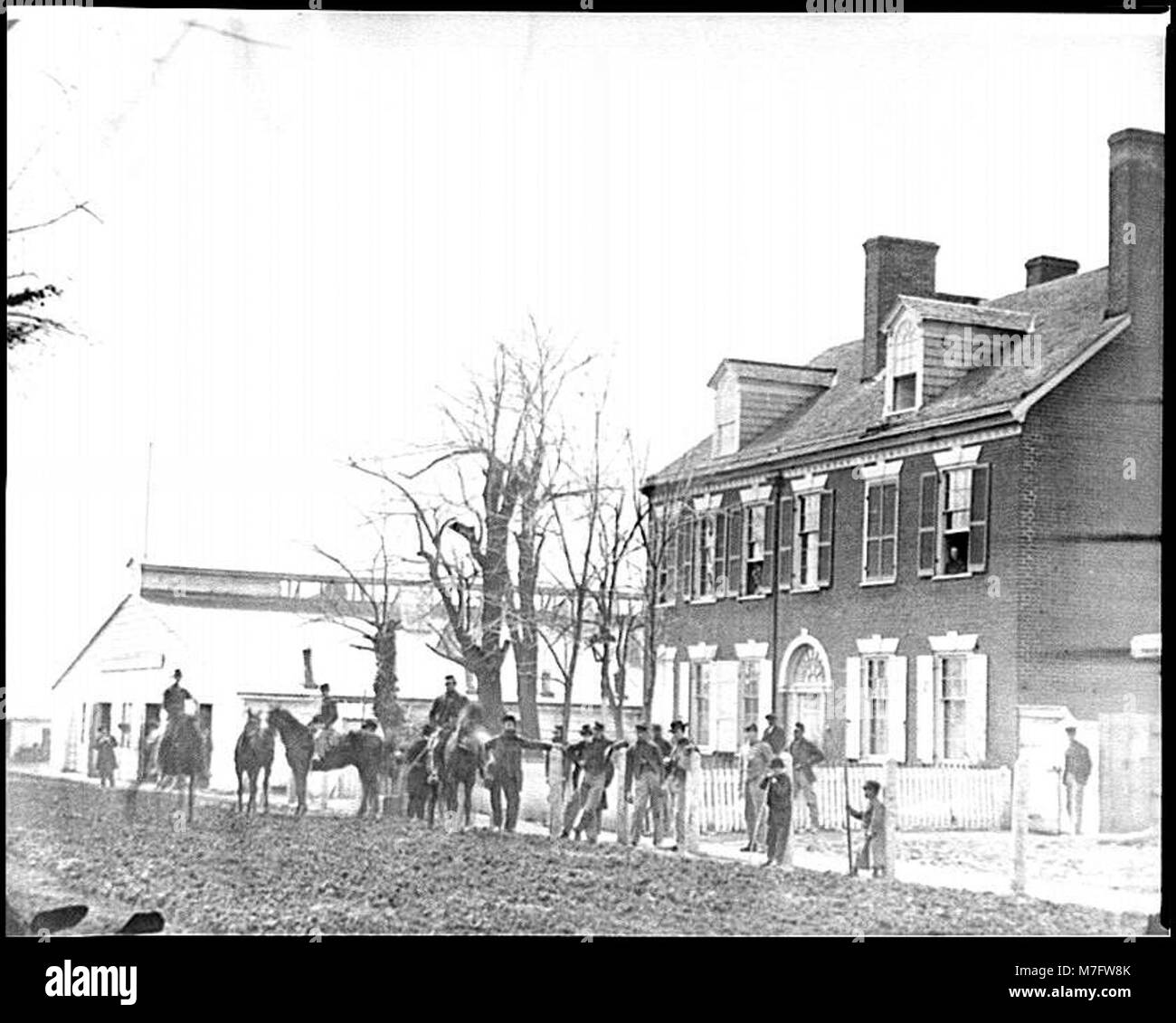Ein historisches Foto des Viertels von General Alfred Pleasonton, in der Nähe der 21st Street in Washington, D.C., mit dem Government Horse Shoeing Shop auf der linken Seite. Stockfoto