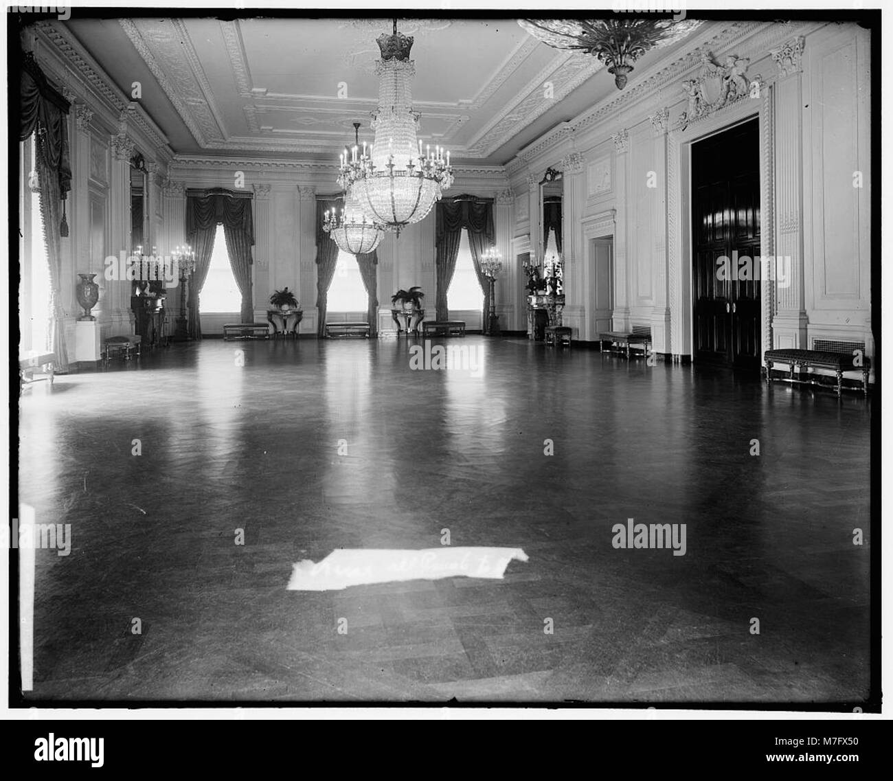 Der East Room des Weißen Hauses, ein prominenter Raum, der für verschiedene öffentliche Veranstaltungen und Zeremonien genutzt wird, ist in diesem Bild dargestellt. Es ist der größte Raum im Weißen Haus und dient oft als Ort für Präsidentenansprachen, Empfänge und andere formelle Veranstaltungen. Stockfoto