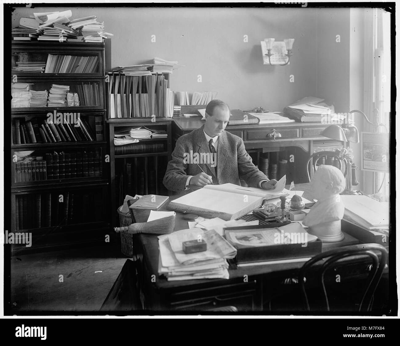 Ein historisches Foto, das den Sekretär des Weißen Hauses zeigt. Dieses Bild fängt wahrscheinlich einen offiziellen Moment im Weißen Haus der USA ein und hebt die Schlüsselfigur der Regierung hervor. Stockfoto