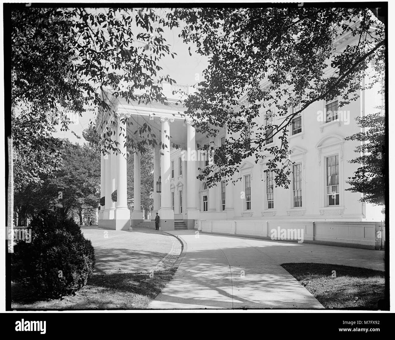 Der Portikus des Weißen Hauses ist auf diesem Foto festgehalten und zeigt die architektonische Schönheit und historische Bedeutung des US-Herrenhauses. Stockfoto