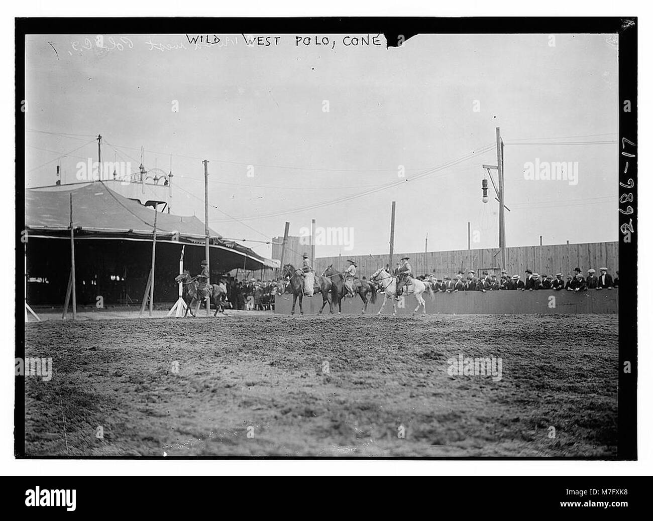 Dieses Bild zeigt ein Wild-West-Polospiel auf Coney Island und zeigt die lebhafte Atmosphäre und den Wettkampfgeist der Veranstaltung. Das Foto zeigt sowohl den Sport als auch den einzigartigen kulturellen Aspekt des frühen 20. Jahrhunderts. Stockfoto