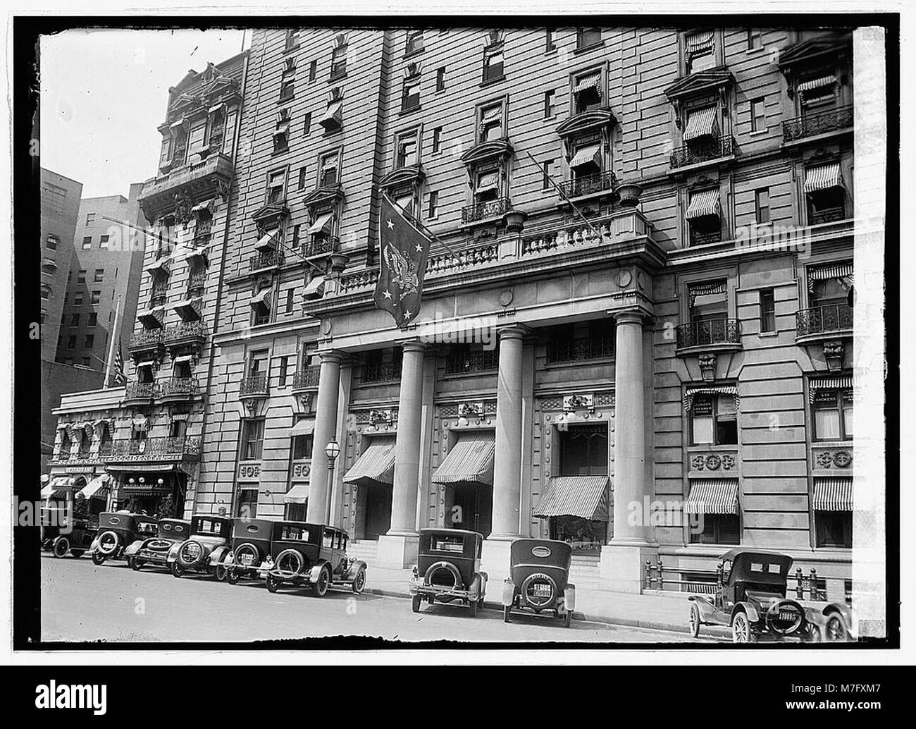 Ein Foto des Willard Hotels in Washington, D.C., mit der Flagge des Präsidenten, aufgenommen 1923, das seine Bedeutung als politischer Drehpunkt symbolisiert. Stockfoto
